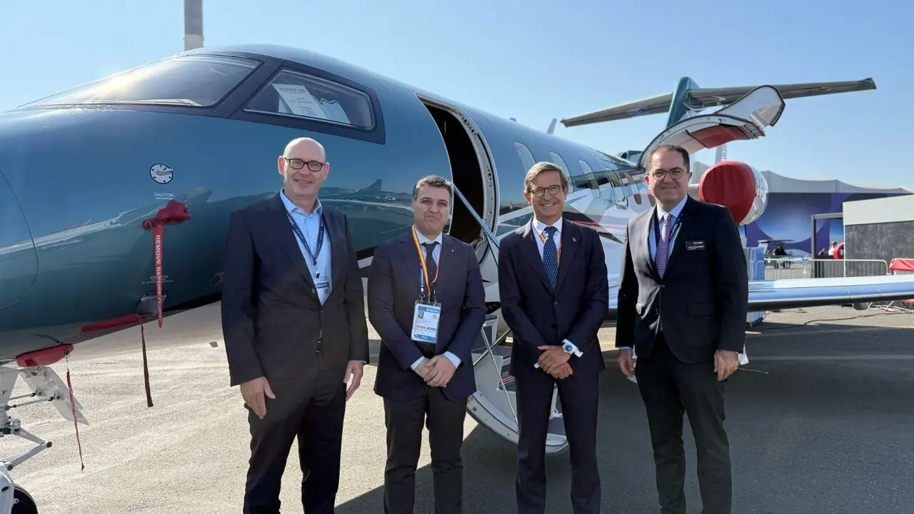  El consejero de Industria, Energ&iacute;a y Minas, Jorge Paradela, con responsables de Pilatus en la &uacute;ltima edici&oacute;n del Sal&oacute;n Internacional de la Aeron&aacute;utica y el Espacio de Par&iacute;s-Le Bourget. | EP 