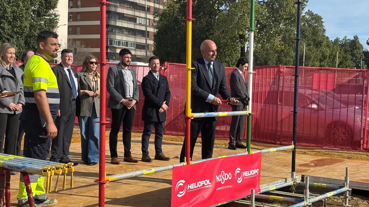 El delegado de Fiestas Mayores, Manuel Al&eacute;s, ha presidido el acto de colocaci&oacute;n del primer tubo de la portada de la Feria de Abril de Sevilla. | AYTO. 