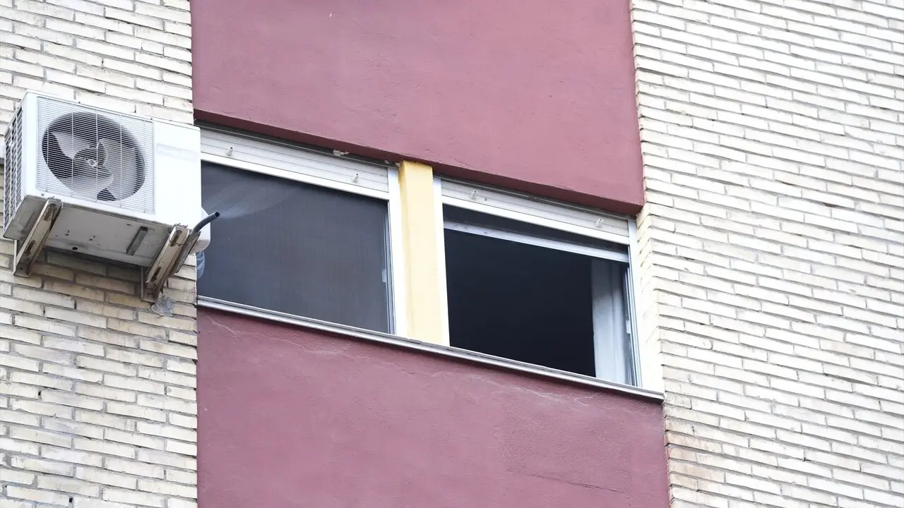  Imagen del piso de la calle Le&oacute;n X de Sevilla ubicado en la planta cuarta de un edificio de seis, donde en la madrugada de hoy se ha declarado un incendio | E.P. 