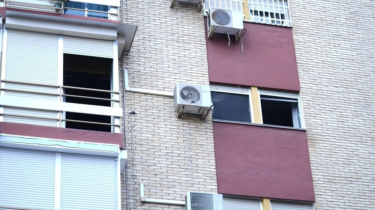  El piso de la calle Le&oacute;n X de Sevilla donde se produjo el incendio. | EP 