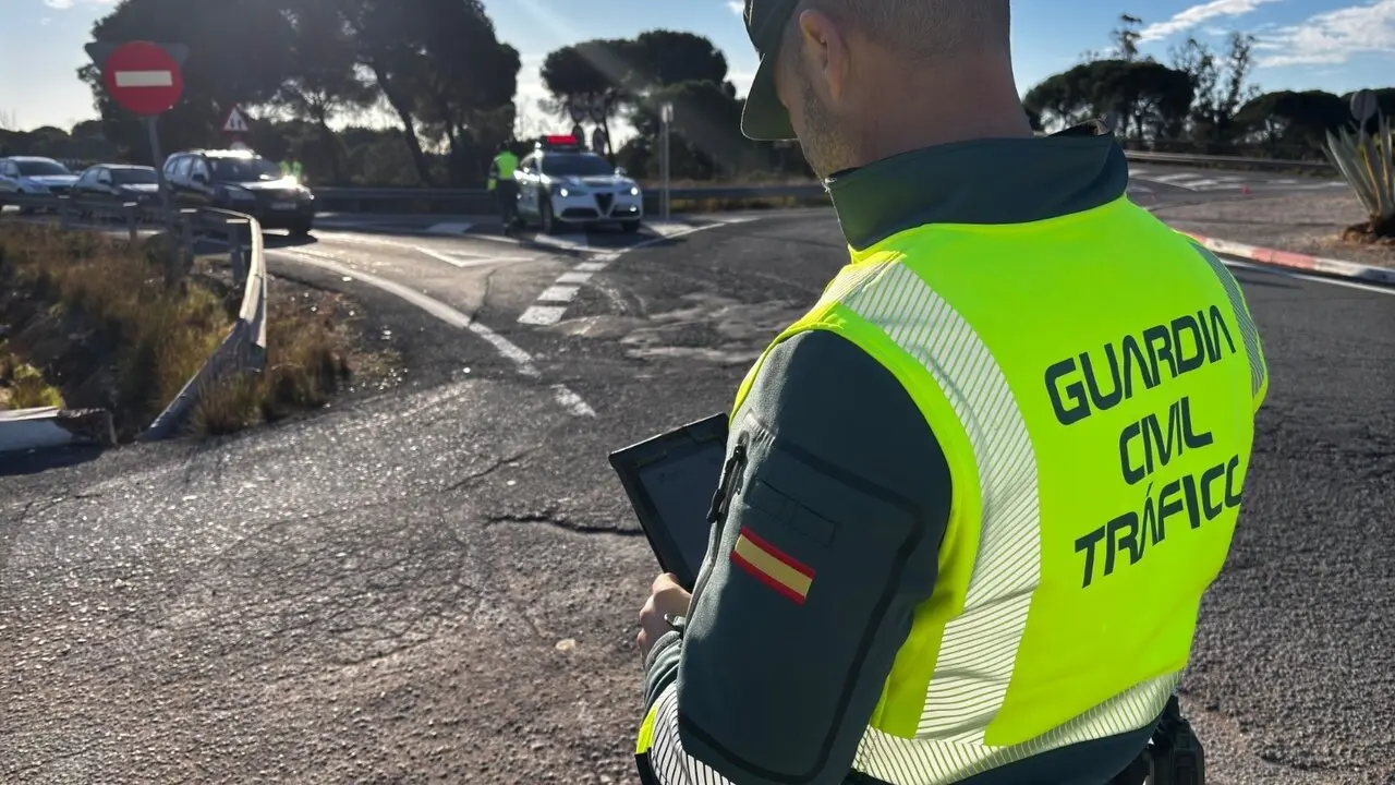  Un agente de la Guardia Civil de Tr&aacute;fico. | Archivo 