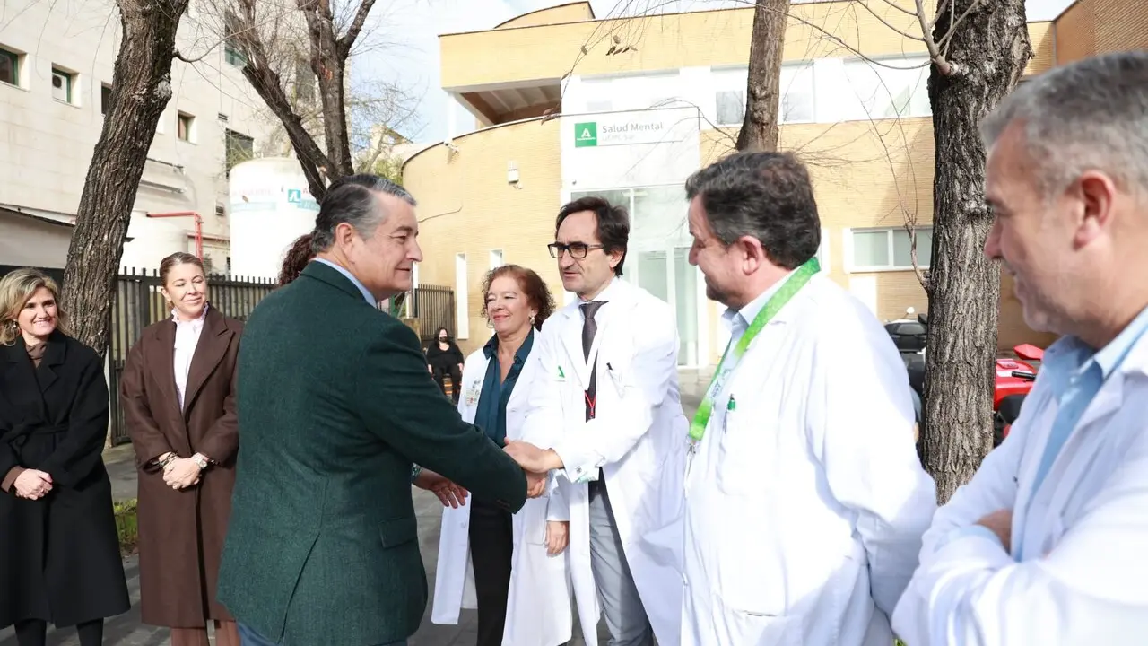  En la visita a las instalaciones de la reformada Unidad de Salud Mental Comunitaria del Hospital Universitario Virgen del Roc&iacute;o. | JUNTA DE ANDALUC&Iacute;A 