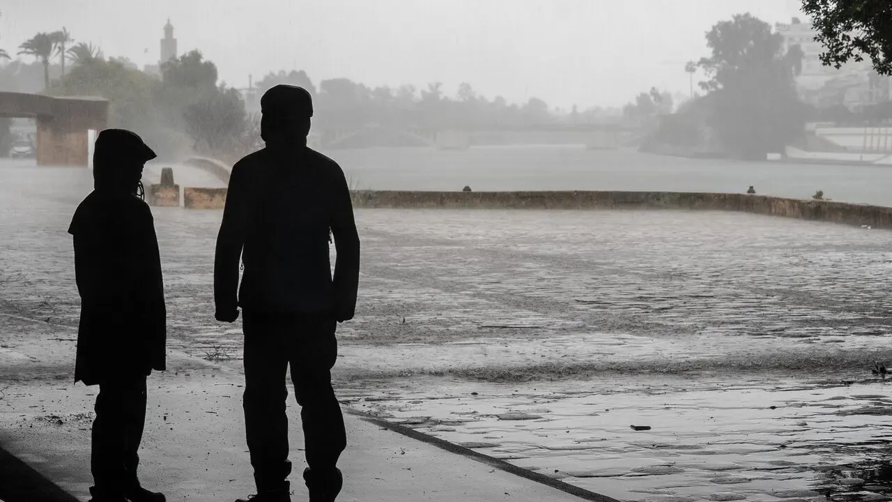  Refugio bajo el puente de Triana por las fuertes lluvias. | Eduardo Briones/EP 