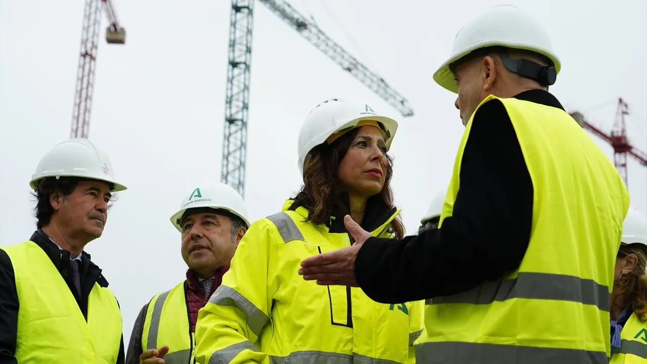  La consejera de Fomento, Articulaci&oacute;n del Territorio y Vivienda, Roc&iacute;o D&iacute;az (c) durante la visita las obras |&nbsp;E.P. 