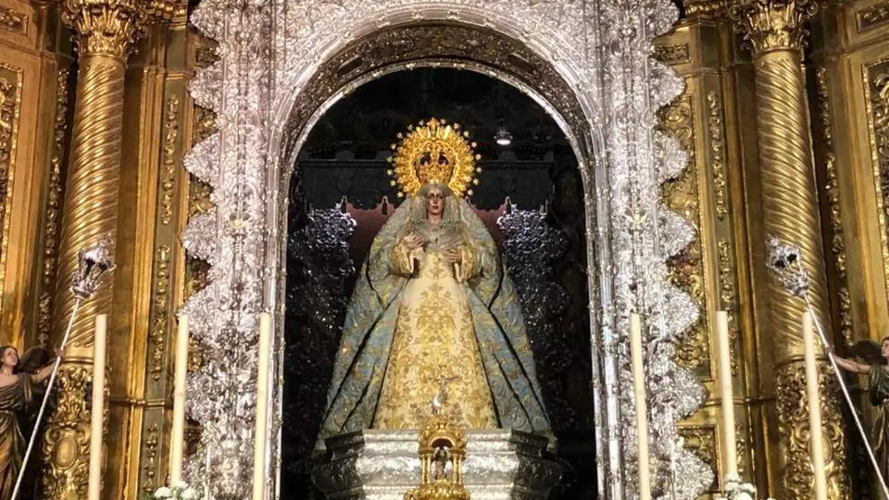  La Esperanza Macarena en su camar&iacute;n -  