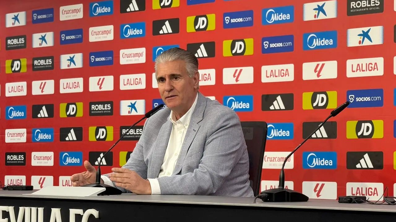  Antonio Cord&oacute;n, director deportivo del Sevilla F&uacute;tbol Club, en rueda de prensa. | PGC. 