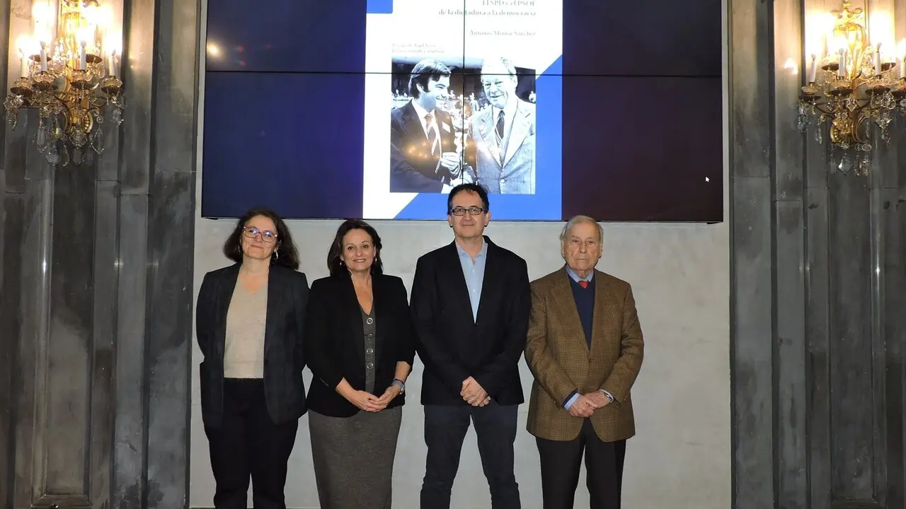  Foto de familia de la presentaci&oacute;n del libro de Antonio Mu&ntilde;oz S&aacute;nchez en la Casa de la Provincia |&nbsp;DIPUTACI&Oacute;N DE SEVILLA 