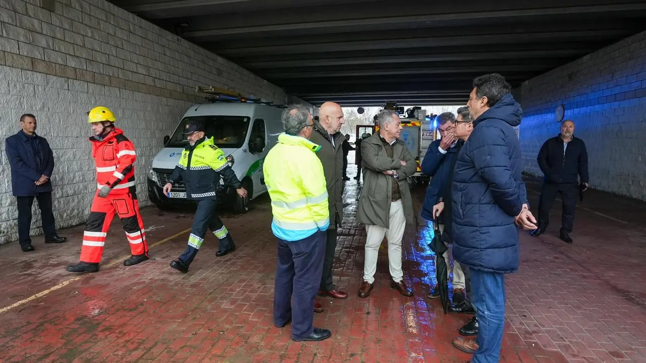  El alcalde y los delegados municipales en las compuertas antes de su cierre. | ayto 