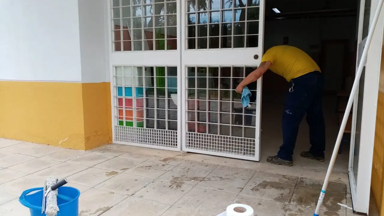  El Equipo de Gobierno de Alcal&aacute; de Guada&iacute;ra ha dise&ntilde;ado una serie de acciones para colaborar con la apertura de los colegios con medidas espec&iacute;ficas, como el refuerzo en la limpieza |&nbsp;AYTO ALCAL&Aacute; DE GUADA&Iacute;RA 