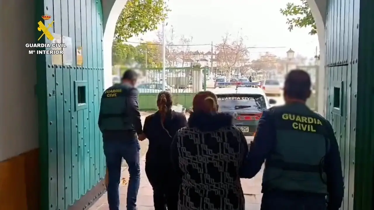  Los investigados con la Guardia Civil. | DGGC 