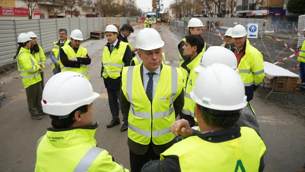  El alcalde de Sevilla, Jos&eacute; Luis Sanz, en una visita a las obras la l&iacute;nea 3 Norte del Metro de Sevilla | AYTO DE SEVILLA 