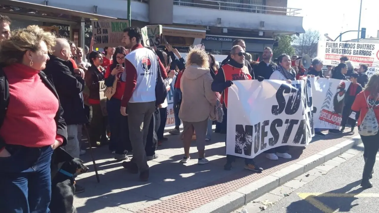  Imagen de este s&aacute;bado de la concentraci&oacute;n en Sevilla en apoyo a las 11 familias que pueden ser desalojadas en Palmete | GRUPO MUNICIPAL SOCIALISTA 