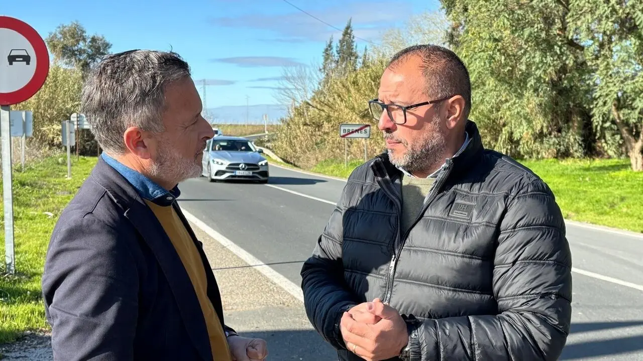  El secretario de Organizaci&oacute;n del PSOE de Sevilla, Rafael Recio, en una visita a las carreteras de La Vega del Guadalquivir junto al alcalde de Brenes, Jorge Barrera | PSOE DE SEVILLA 