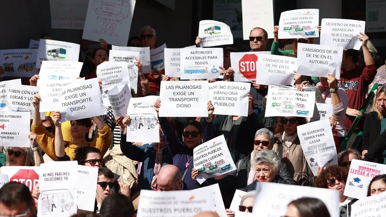  Manifestaci&oacute;n de varios municipios de la provincia de Sevilla contra la gesti&oacute;n del Consorcio de Transportes | E.P. 