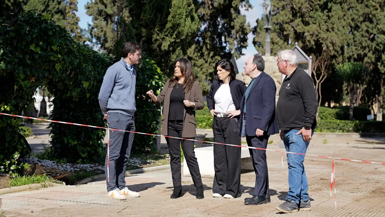  Rinc&oacute;n y Lugo supervisando los trabajos con el arbolado del cementerio. | AYTO 