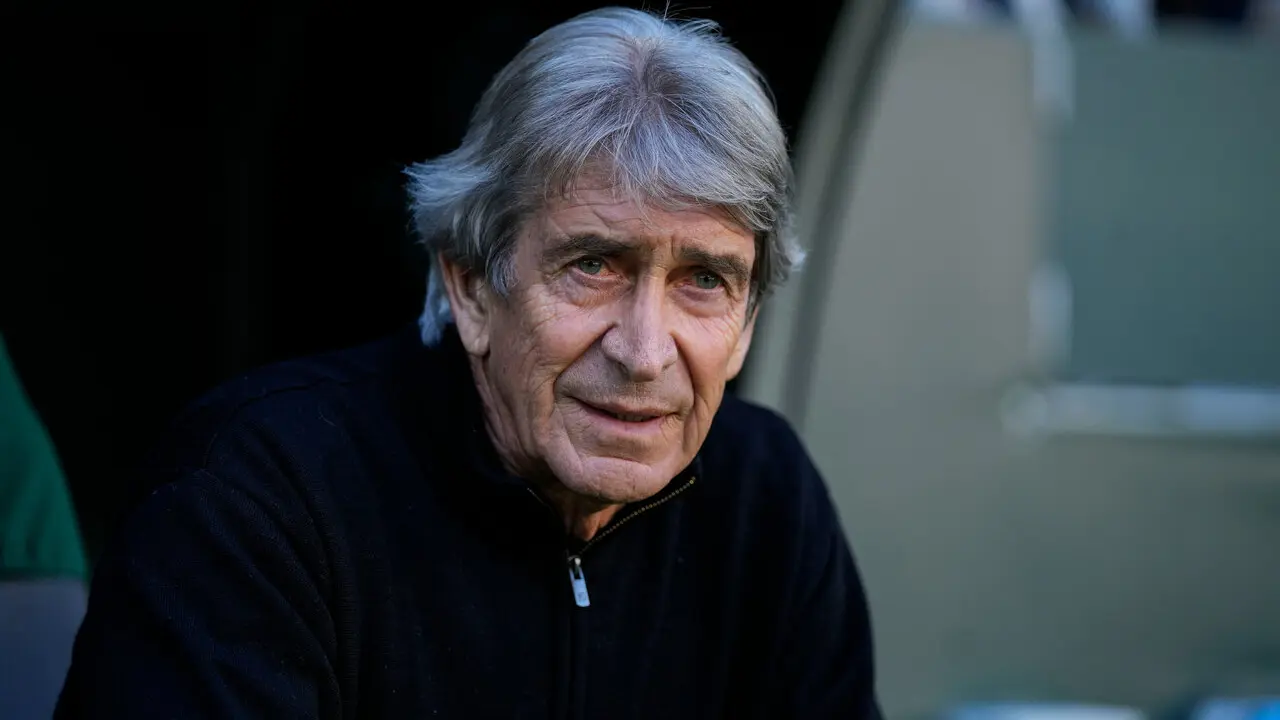  Manuel Pellegrini sentado en el banquillo de La Cartuja. | Corchero/EP 