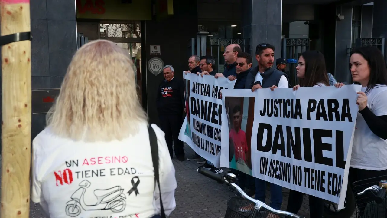  Protesta ante el juicio por el apu&ntilde;alamiento mortal a un menor en Isla Mayor. | EP 