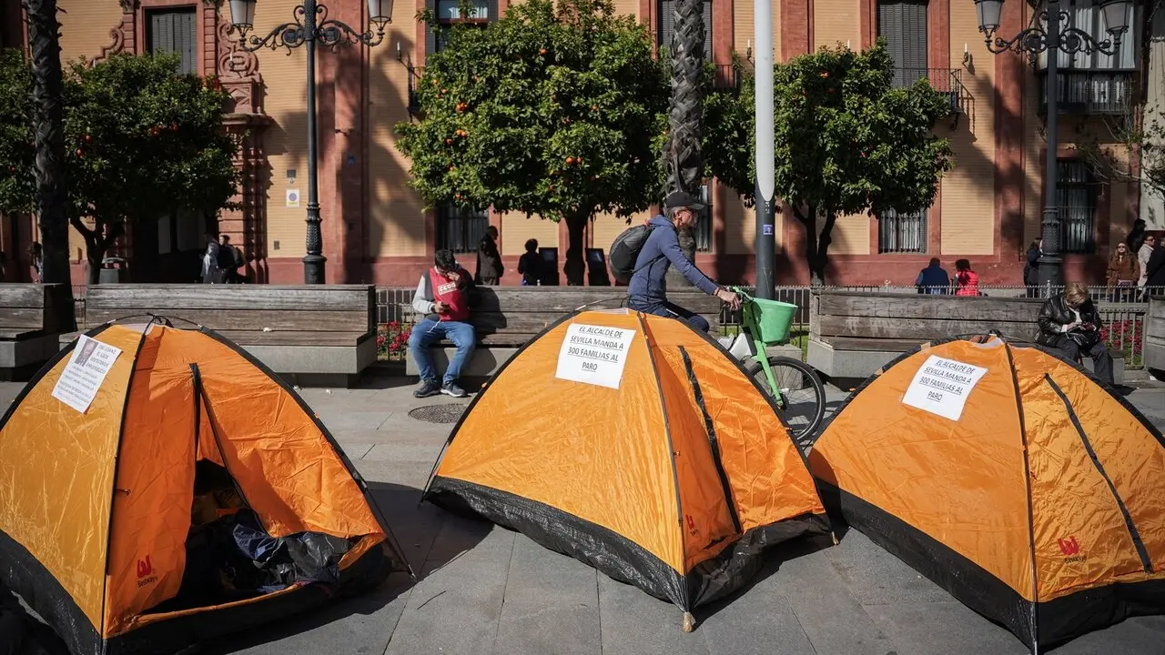  Imagen de participantes en la acampada convocada por el Comit&eacute; de Empresa del Ayuntamiento de Sevilla en protesta contra la privatizaci&oacute;n del servicio |&nbsp;E.P. 