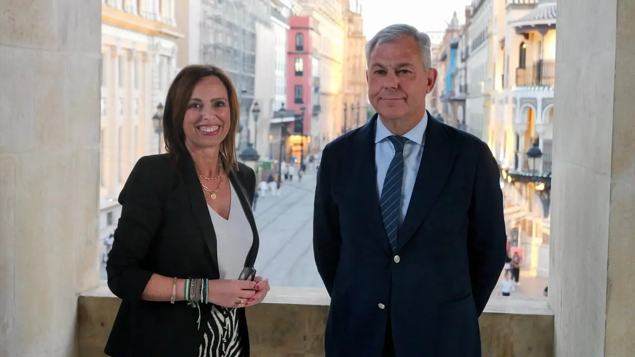  La consejera de Fomento, Articulaci&oacute;n del Territorio y Vivienda, Roc&iacute;o D&iacute;az, junto al alcalde de Sevilla, Jos&eacute; Luis Sanz, en la entrega del plan parcial para la construcci&oacute;n de una nueva barriada en la capital | JUNTA DE ANDALUC&Iacute;A 