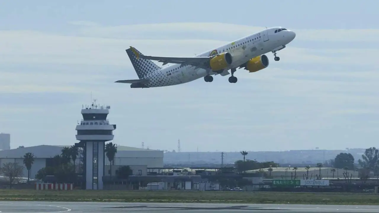  Un avi&oacute;n despega del Aeropuerto de Sevilla. - ARCHIVO 