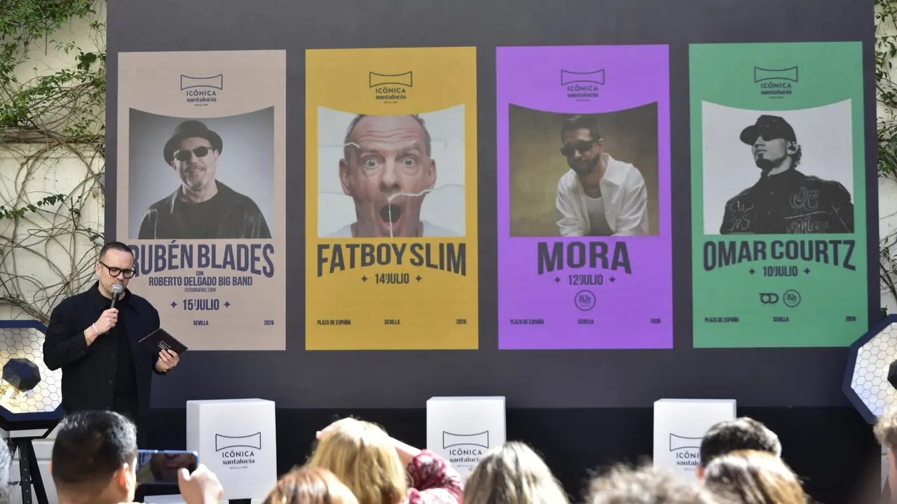  Javier Esteban presentando a los cuatro artistas que se suman al cartel. | SARA OLAYA 