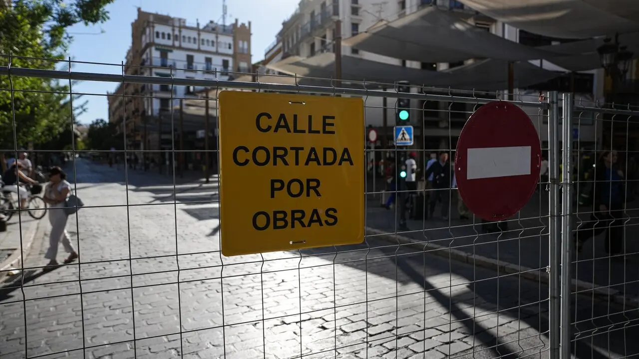  Las zonas del centro de Sevilla de la Campana y Mart&iacute;n Villa, cortadas al tr&aacute;fico por el inicio de las obras del tranvib&uacute;s |&nbsp;E.P. 