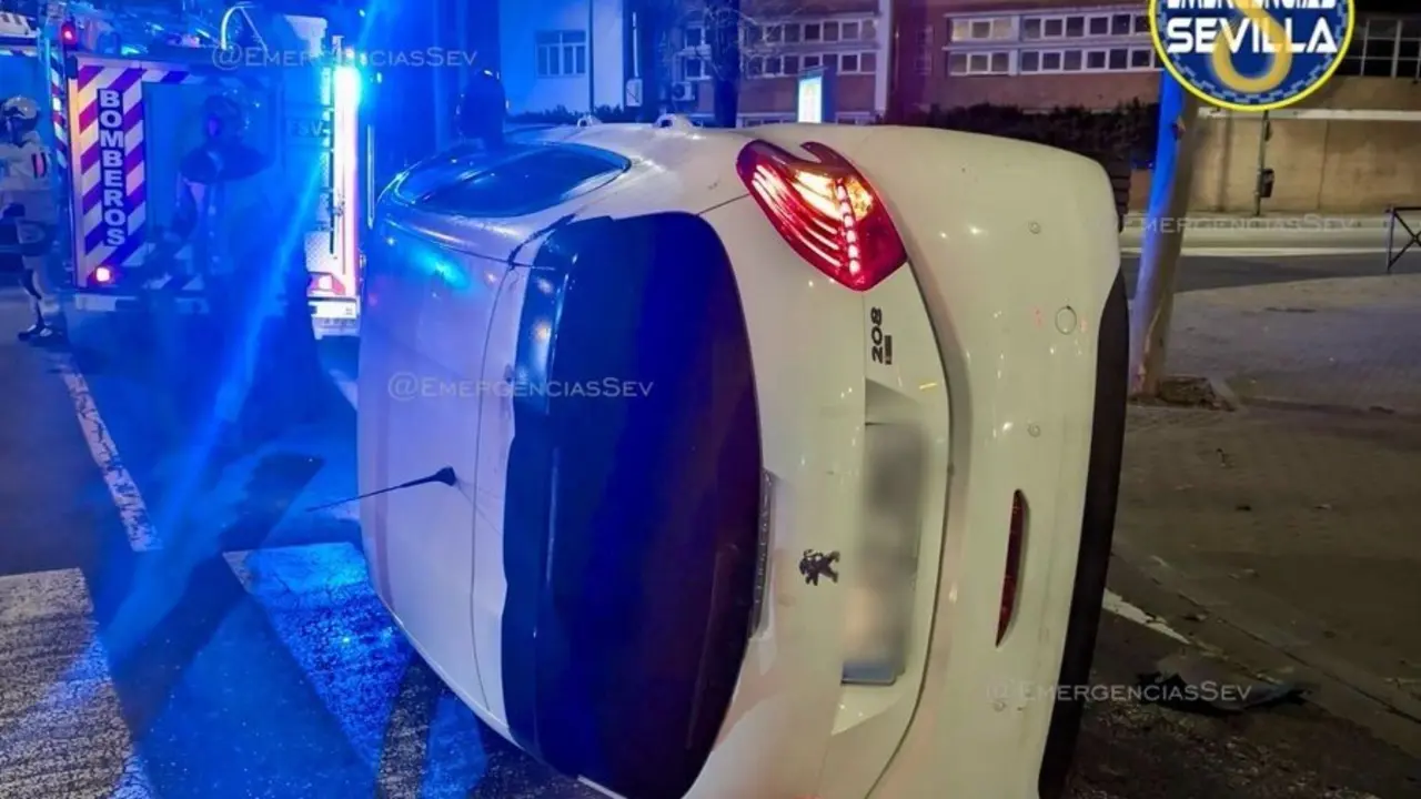  Veh&iacute;culo volcado tras el impacto contra un sem&aacute;foro en el cruce de la avenida de la Borbolla con la avenida Guardia Civil. | EMERGENCIAS 