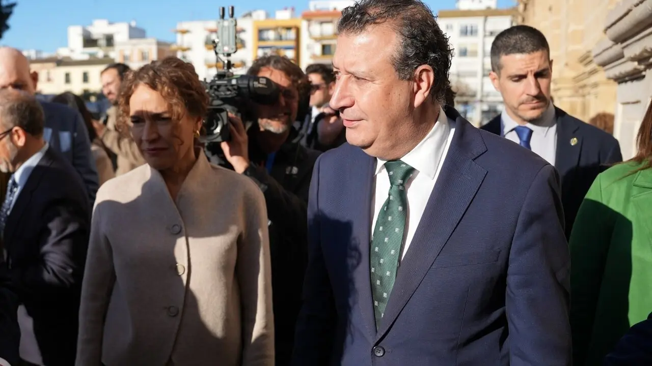  El presidente de la Diputaci&oacute;n de Sevilla, Javier Fern&aacute;ndez, en el acto de izado de la bandera de Andaluc&iacute;a en el Parlamento | FRANCISCO J.OLMO / EUROPA PRESS 