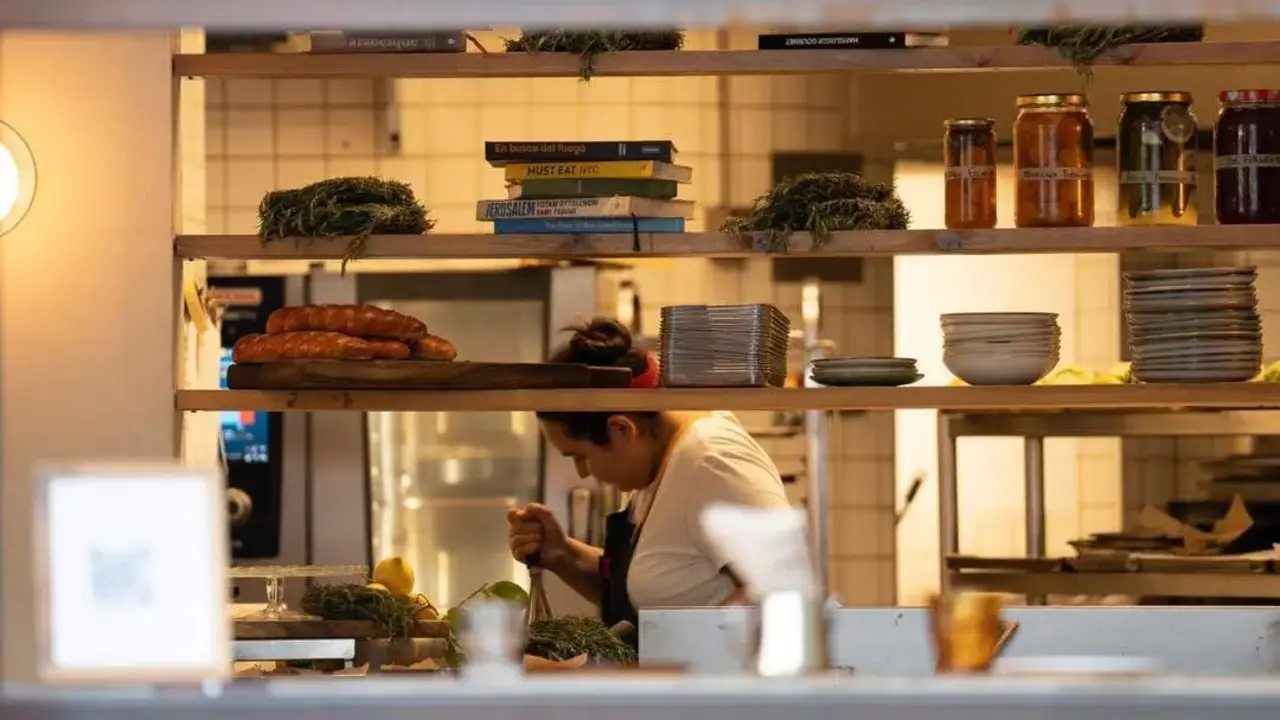 Una cocinera en un restaurante. | Europa Press.