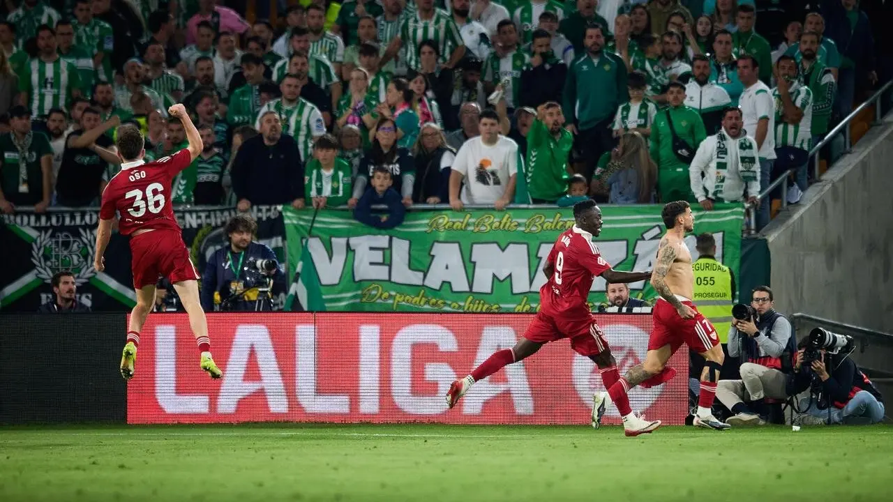  Isaac Romero, Akor Adams y Oso celebran el segundo gol del Sevilla FC en el Gran Derbi. | SFC 