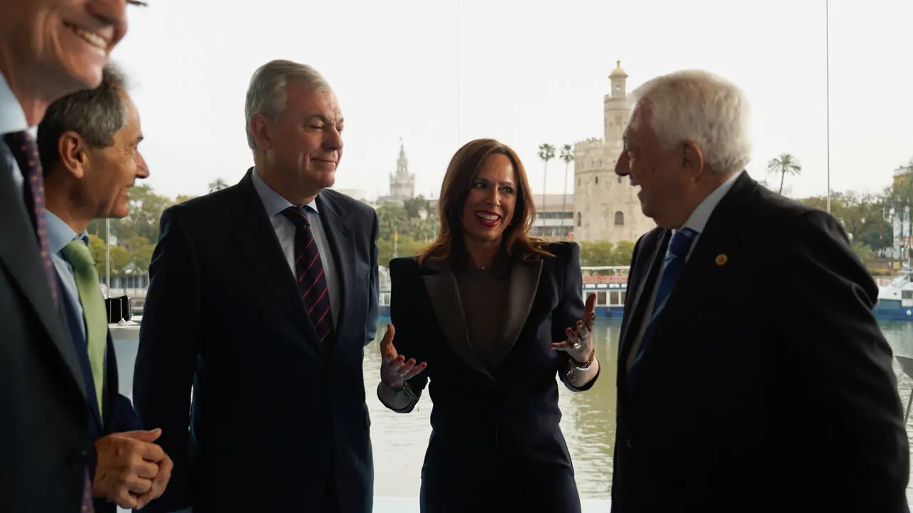  La consejera con el alcalde y el presidente de la C&aacute;mara de Comercio. | EP 