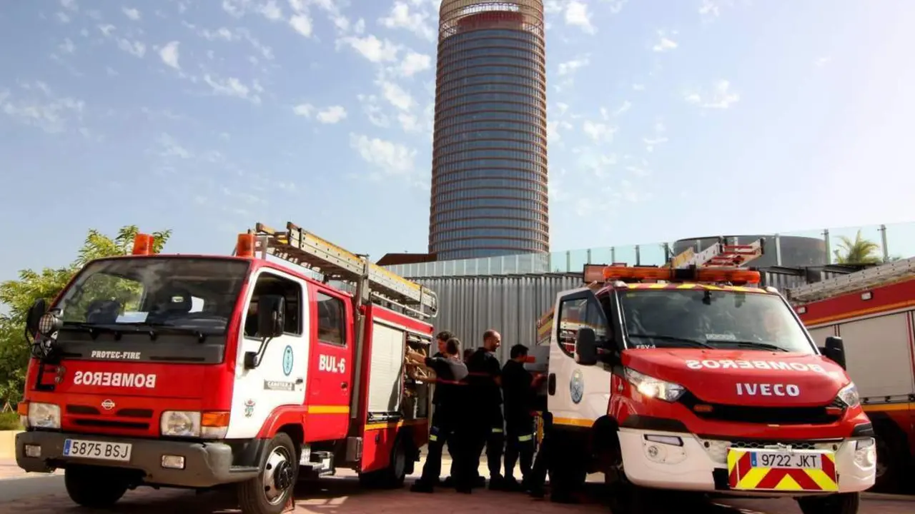  Bomberos en la Torre Sevilla. - Viva 