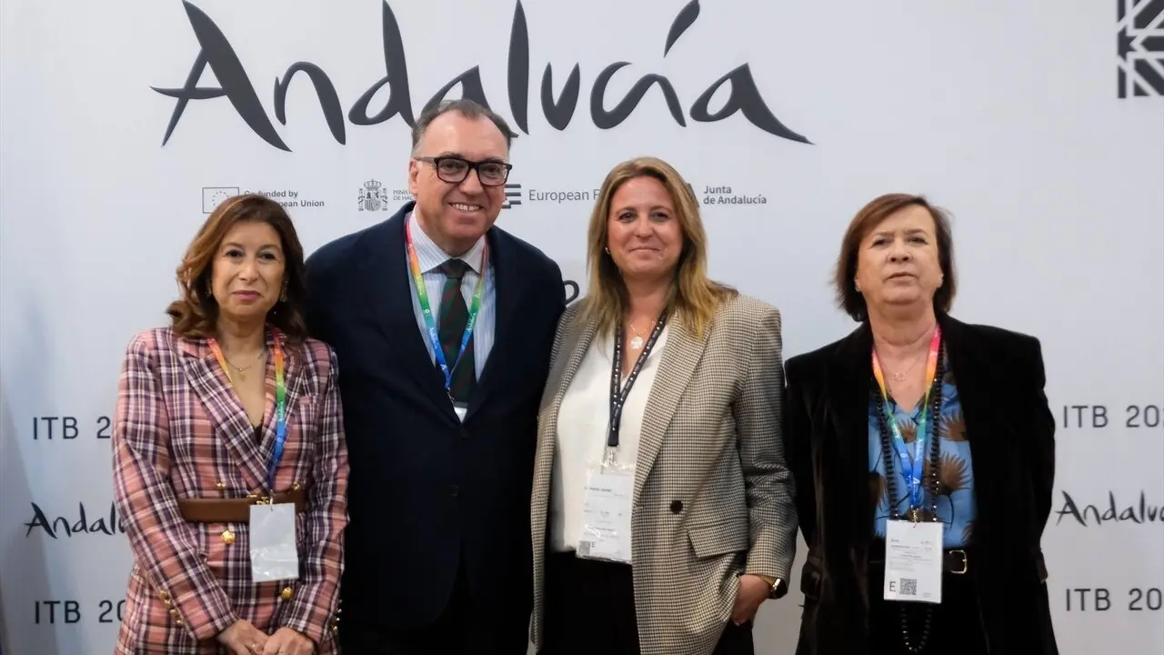 La delegada municipal de Turismo, Angie Moreno, en el centro, junto al consejero de Turismo de la Junta de Andaluc&iacute;a, Arturo Bernal |&nbsp;AYTO DE SEVILLA 
