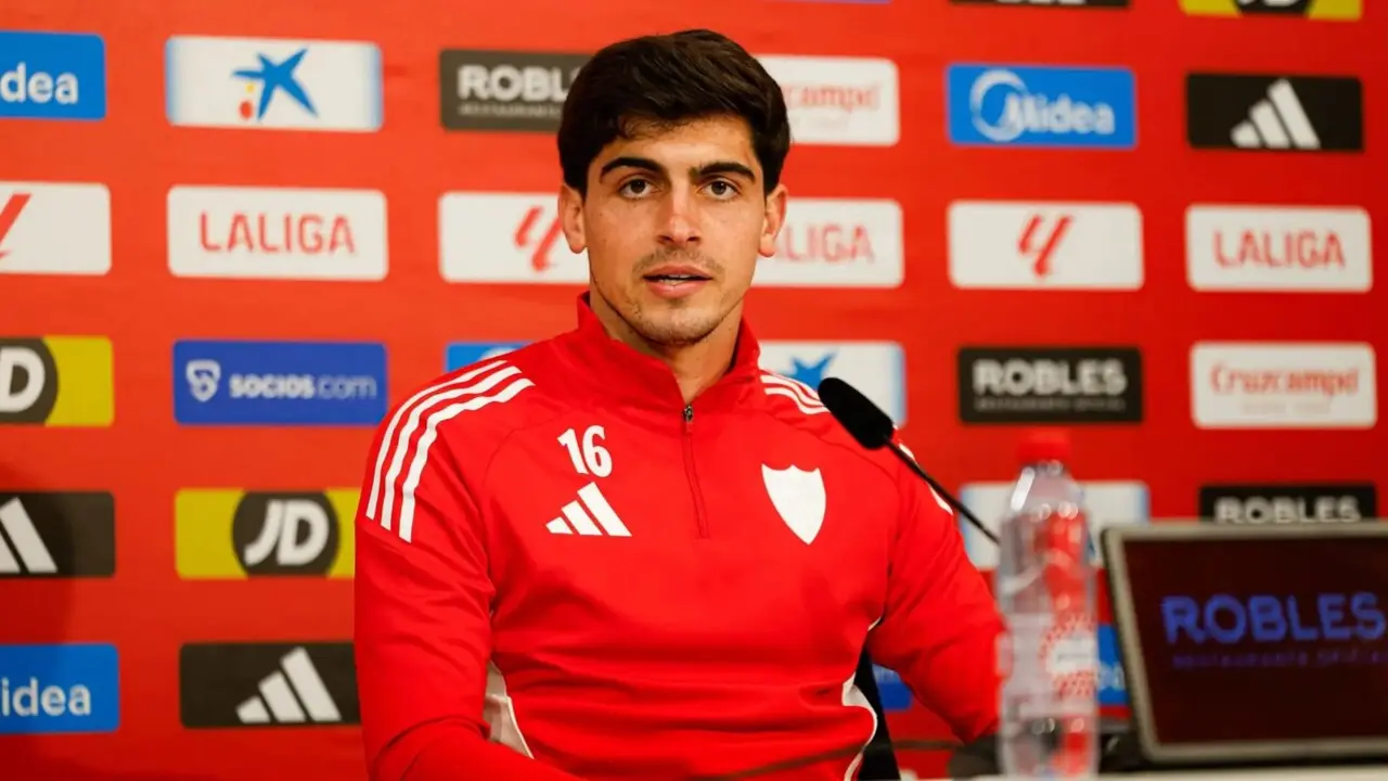  Juanlu S&aacute;nchez en la rueda de prensa intersemanal del Sevilla F&uacute;tbol Club. | SFC 