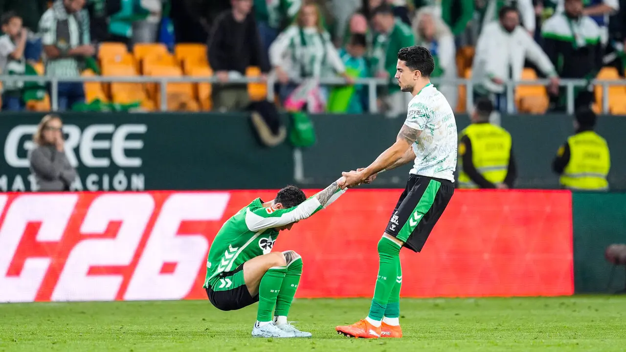  Marc Bartra levanta a Antony del c&eacute;sped de La Cartuja. | Corchero/EP 