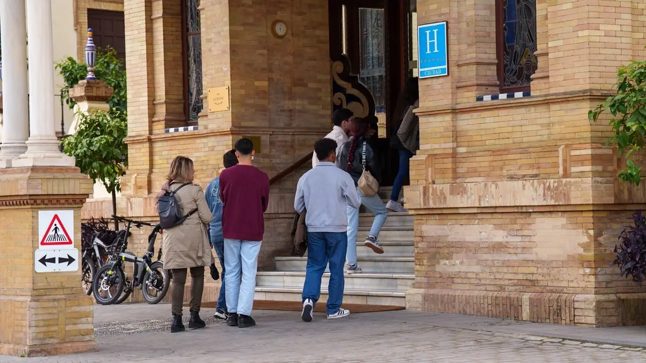 Turistas accede a un c&eacute;ntrico hotel de cinco estrellas en la ciudad, en foto de recurso |&nbsp;E.P. 