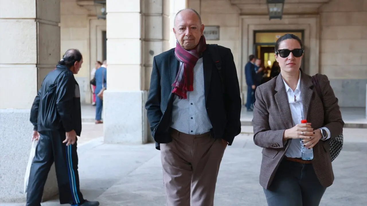  El ex director general de Trabajo y Seguridad Social de la Junta de Andaluc&iacute;a Daniel Alberto Rivera con su abogada |&nbsp;E.P. 