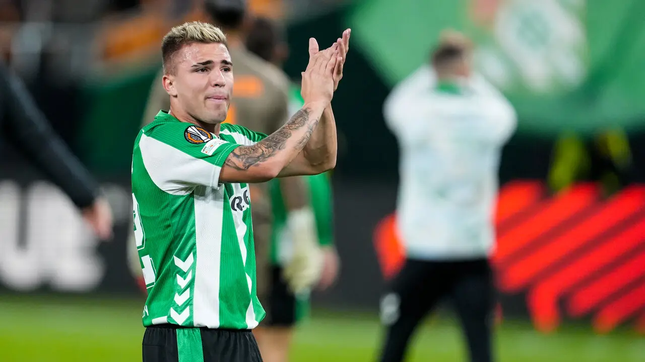  Pablo Garc&iacute;a aplaude tras disputar un partido de Europa League con el Real Betis. | Corchero/EP 