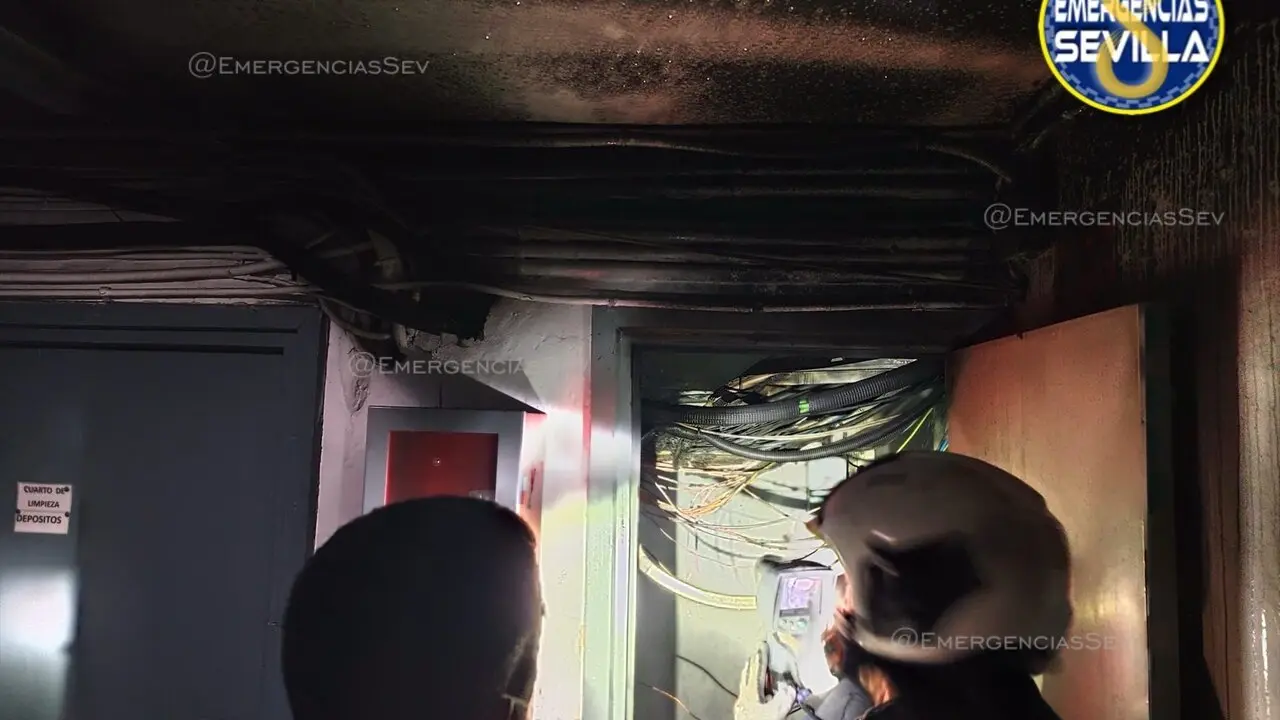  Incendio en un cuarto de contadores de un bloque de viviendas del barrio sevillano de Los Remedios. | EMERGENCIAS SEVILLA 