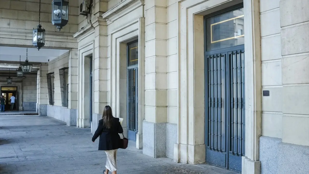  Una mujer camina hacia la Audiencia de Sevilla en imagen de archivo. | EP. 