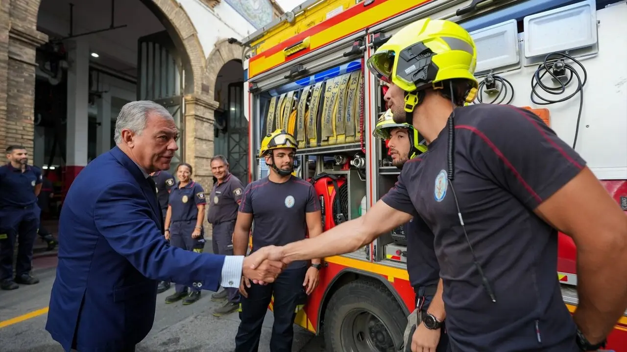  El alcalde de Sevilla, Jos&eacute; Luis Sanz, en el parque de bomberos de la ciudad. | AYTO. 