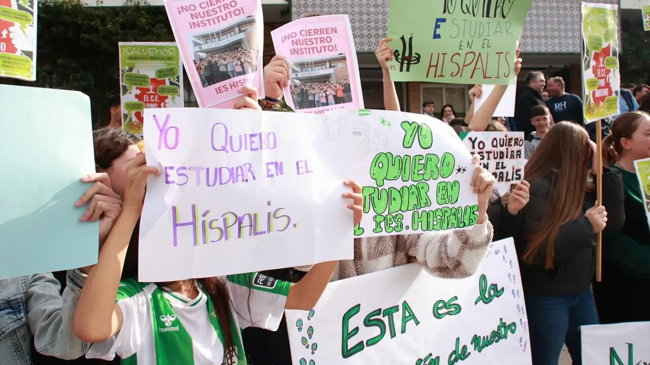  La comunidad educativa del IES H&iacute;spalis en una concentraci&oacute;n en protesta por el "cierre inminente" del centro. | EP. 