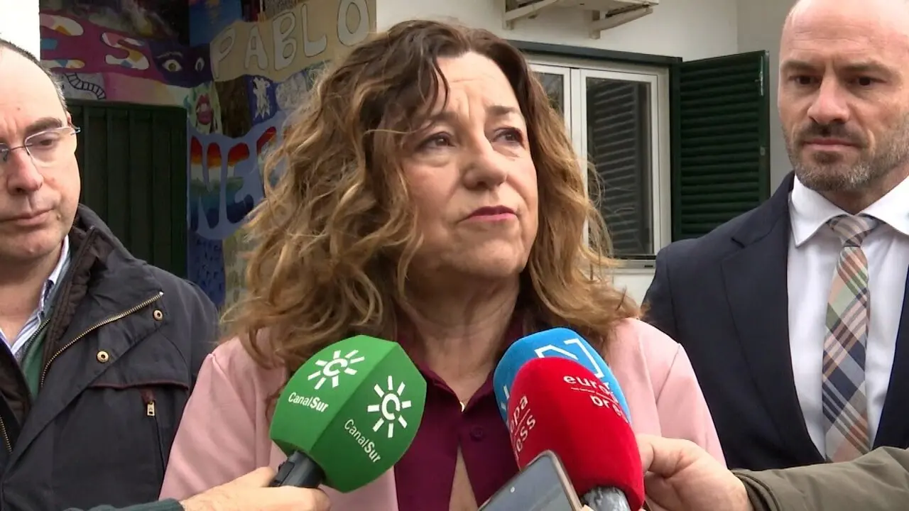  La consejera de Desarrollo Educativo y Formaci&oacute;n Profesional, Mar&iacute;a del Carmen Castillo, tras su visita al IES Pablo Neruda en Castilleja de la Cuesta. | JUNTA 