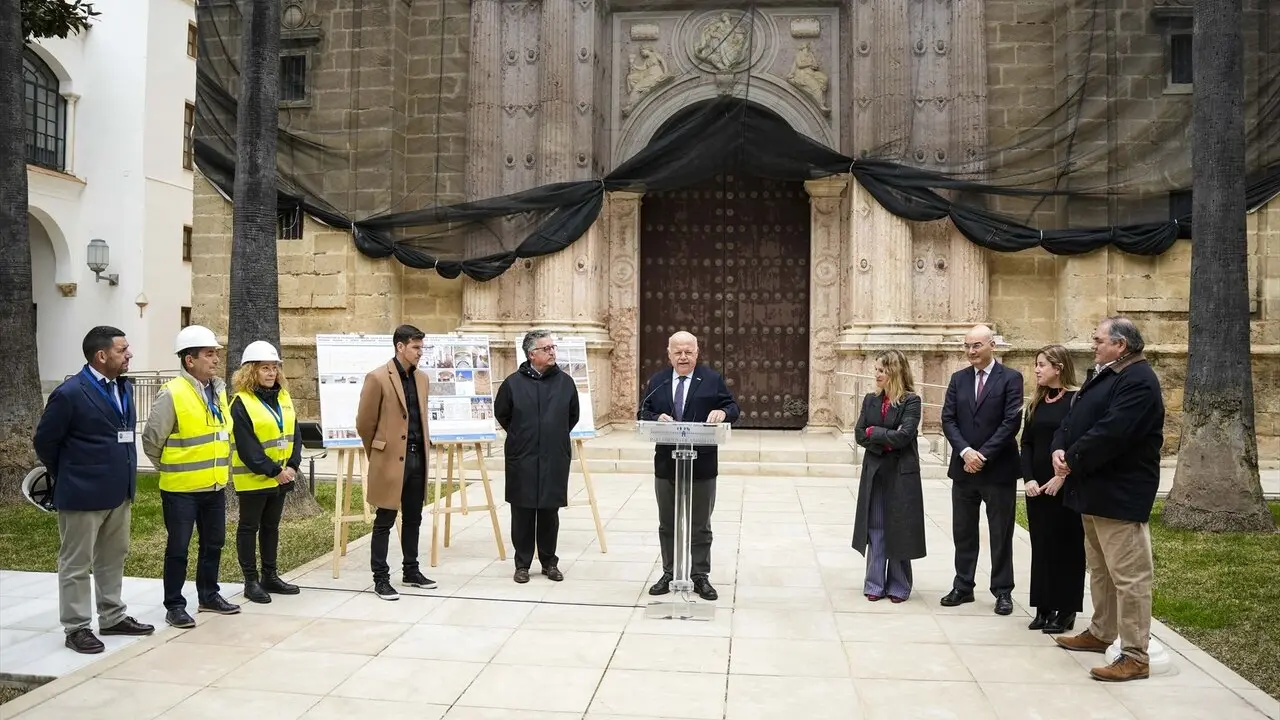  El presidente del Parlamento, Jes&uacute;s Aguirre, con arquitectos y autoridades presentando la obra. | PARLAMENTO 