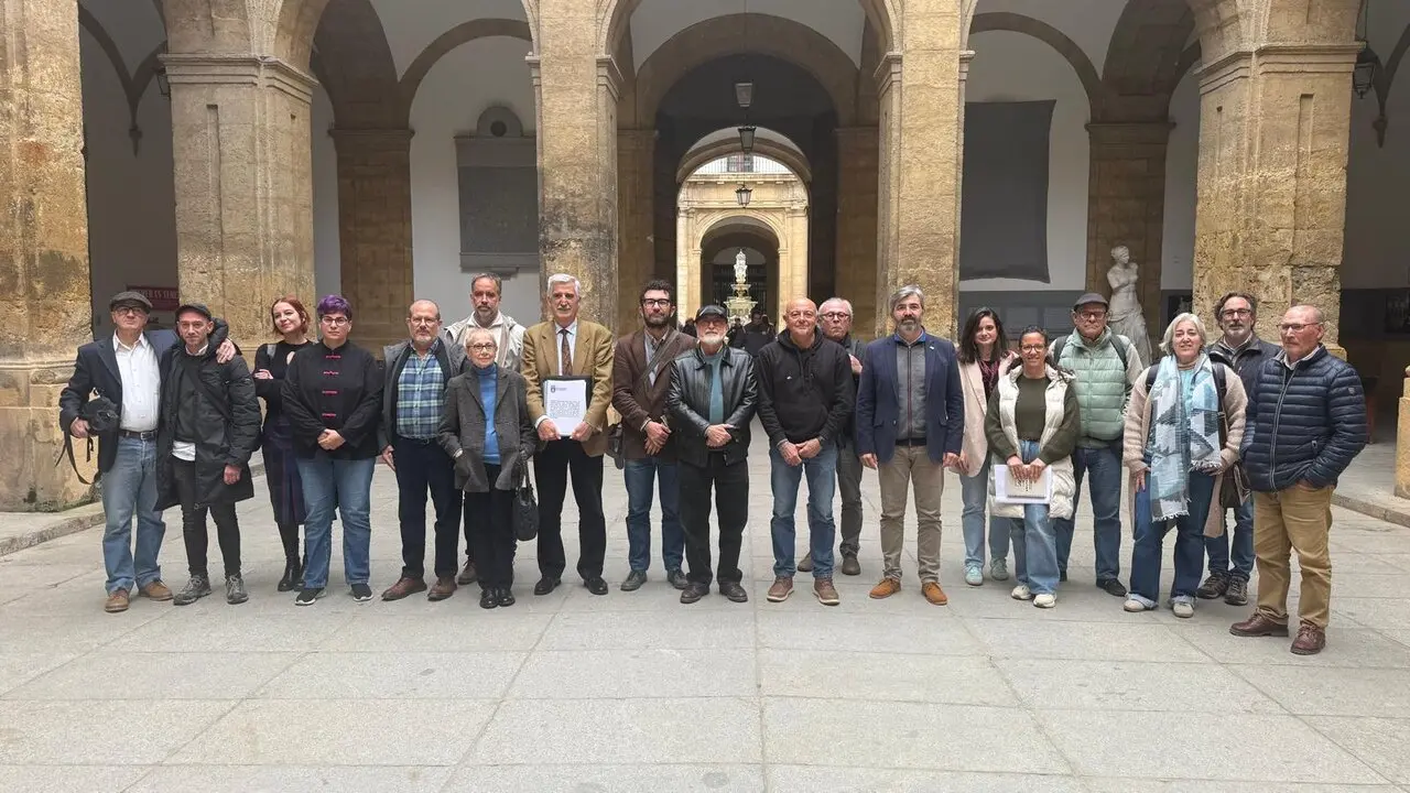  Investigadores, alcaldes y representantes de organizaciones tras la presentaci&oacute;n del estudio, en la Universidad de Sevilla. | VIVA Sevilla 