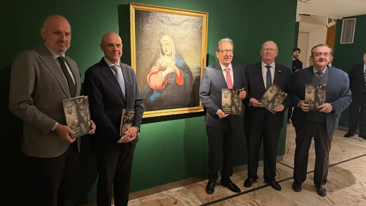  En la inauguraci&oacute;n de la exposici&oacute;n, ante la Dolorosa atribuida a Murillo. | VIVA SEVILLA 