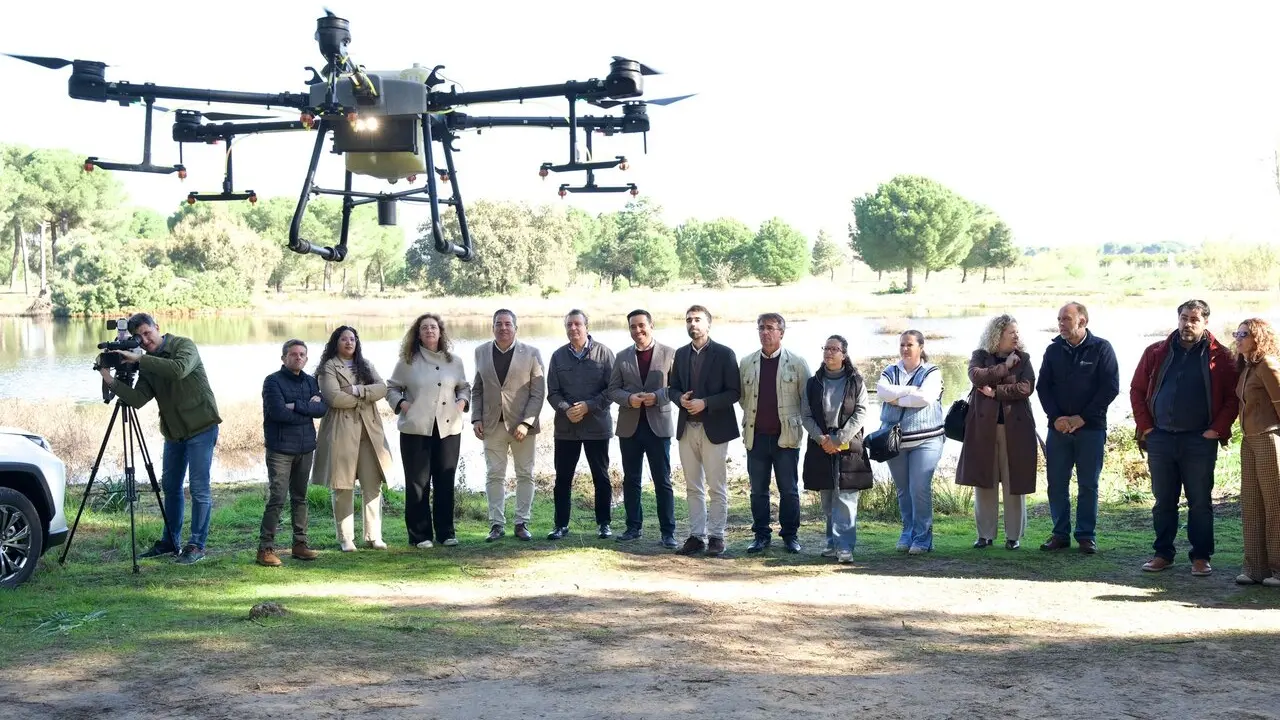  Javier Fern&aacute;ndez y Gonzalo Dom&iacute;nguez, junto a alcaldes y alcaldesas y personal t&eacute;cnico durante el tratamiento con dron. | DIPUTACI&Oacute;N 