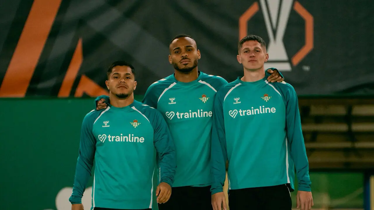  Cucho Hern&aacute;ndez, Natan y Altimira posan juntos antes del entreno en el Estadio Ol&iacute;mpico de Atenas. | RBB 