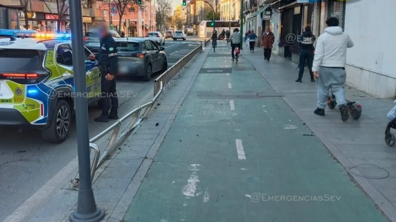  Accidente contra el vallado del carril bici en la avenida Mar&iacute;a Auxiliadora en Sevilla. | EMERGENCIAS SEVILLA 
