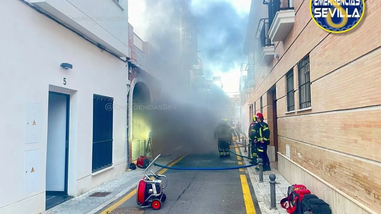  Incendio en la calle Juan de O&ntilde;ate en Sevilla. | AYUNTAMIENTO DE SEVILLA 